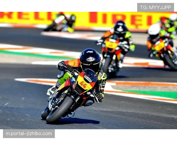 西班牙警方起诉骚扰车手案,疯狂粉丝摩托车逼停比赛被判刑 西班牙警方起诉骚扰车手案,疯狂粉丝摩托车逼停比赛被判刑