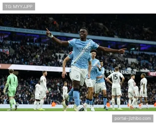 特写：在一次成功的肋部2过1配合后，法兰克福球员马尔穆什的射门击中门柱